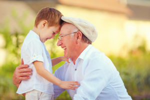 abuelo y su nieto disfrutando del verano